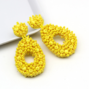 Boucles d'oreilles pendantes classiques tendance en perles jaunes brodées, bijoux faits à la main pour femme, accessoire de déclaration pour soirée - Product Image 4