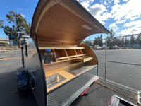 Mini-caravane de camping de luxe moderne, directement de l'usine, avec intérieur isolé en acier inoxydable, cabine de couchage confortable et compacte.