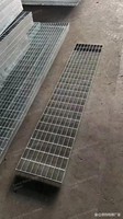 Passerelle solaire sur toit en acier grillagé