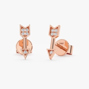 Pendientes de tuerca de diseñador de oro sólido puro de 14K con forma de flecha de diamante Natural de corte redondo de alta calidad, proveedor de joyería fina de pendientes - Product Image 1