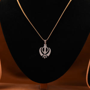 Colgante de Plata de Ley 925 con Forma de Logotipo de SIKH RELIGION Unisex, Diamante de Moissanita Redondo Pequeño para Todas las Ocasiones, Regalo - Product Image 1