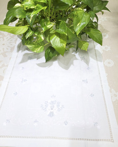 Chemins de table en coton blanc faits à la main de haute qualité avec broderie au design floral personnalisé en gros pour les fêtes à la maison ou à l'hôtel - Product Image 4