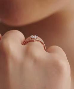 Bague Solitaire Ronde Chevron en Or 18Kt avec Diamant Central 025 Ct et Pierres Latérales 019 Ct Design Minimal Élégant pour Cadeaux - Product Image 4