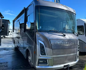 Autocaravana Usada en Excelente Estado, Modelo 2024, Winnebago Sunstar 33K, Clase A, para 4-6 Pasajeros, con Aire Acondicionado, Ideal para Campamentos - Product Image 2