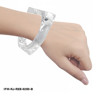 Bracelet en résine géométrique transparente, bracelet volumineux triangulaire sculptural pour femme - Product Image 6