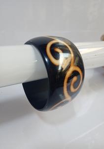 Brazaletes de resina de primera calidad, pulseras de madera hechas a mano de La India, joyería lacada única a precio - Product Image 2