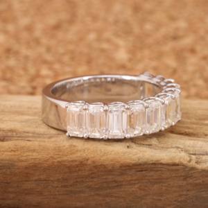 แหวนเพชรที่ปลูกในห้องแล็บทองคำ14K สุดพิเศษ VVS2เจียระไนสีเขียวมรกตได้รับการรับรองโดยจริยธรรมผู้ผลิตแบบยั่งยืน - Product Image 1