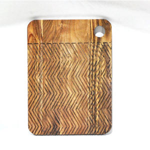 Planche à découper traditionnelle en bois massif conçue pour la longévité et l'aspect naturel de la cuisine rustique - Product Image 5