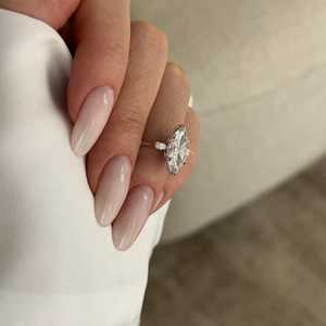 Anillo de Tres Piedras con Diamante Cultivado en Laboratorio de 2.5 Quilates, Corte Marquesa, E VVS2, Oro Blanco de 18k, Pequeños Diamantes Laterales en Forma de Pera, Certificado IGI - Product Image 2