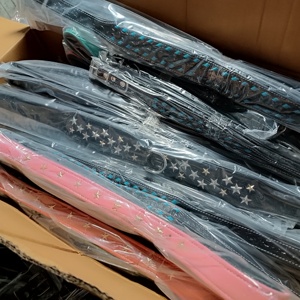 ปลอกคอสุนัขหนังแท้ลายสีทึบพร้อมเม็ดคริสตัลและกระดุมตกแต่ง - Product Image 3