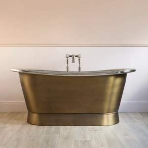 Espaciosa bañera de latón con elegantes curvas vintage diseñada para espacios de baño de lujo en casas de resort o mansiones - Product Image 4