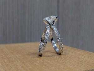 Anillo de Compromiso y Boda de Lujo Lurba Jewels, Oro Blanco Sólido de 14K, Moissanita de Corte Princesa de 1.50 CT, Engaste de Garras - Product Image 4