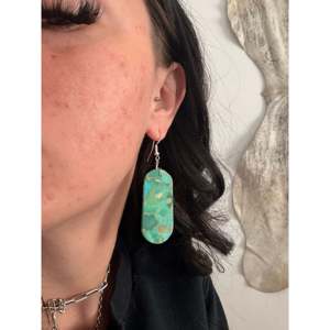 Pendientes Colgantes Hechos a Mano en Estilo Navajo con Turquesa Mohave y Plata de Ley, Diseño de Placa Colgante - Product Image 2