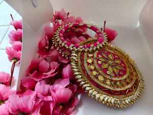 Sacs Potli en soie Gota Patti de créateur traditionnel avec poignée en perles, petite pochette à monnaie Shagun pour mariage, Haldi, Heena, cadeau de fête - Product Image 3