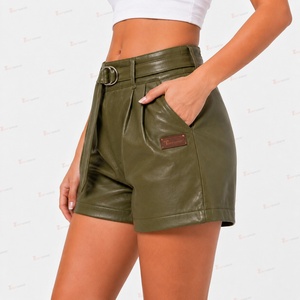 Shorts de cuero sintético verde oliva de cintura alta con cinturón y bolsillos frontales estilo motociclista para mujer - Product Image 4