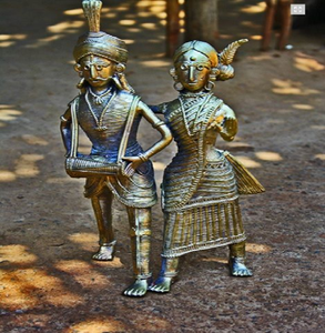 Exquisita escultura artística Dhokra de músicos tribales gemelos tocando música en armonía, disponible a precios al por mayor. - Product Image 2