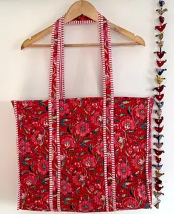 Sac fourre-tout matelassé floral vibrant-Accessoire de mode en coton durable - Product Image 5