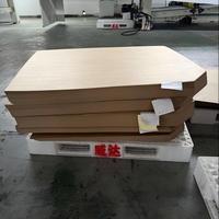 Feuilles de papier kraft pour cartons de boissons et produits en bouteille avec lèvres de préhension pour la manutention par poussée-tirage et le chargement des conteneurs