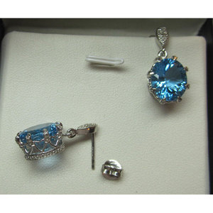 Boucles d'oreilles en or blanc avec diamant et bijoux de luxe en diamant Swiss B T - Product Image 1