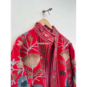 Veste d'hiver courte en velours brodé Suzani faite à la main, prix de gros, veste courte Suzani pour femme, taille unique, veste courte matelassée Kantha - Product Image 4