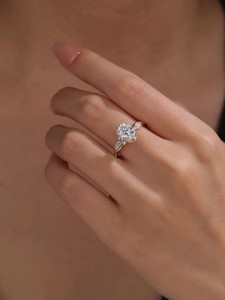 Bague de fiançailles CZ coupe ovale 11x9mm en or Solitaire avec tige torsadée et accents de pavé bijoux d'anniversaire de mariage de mariée - Product Image 4