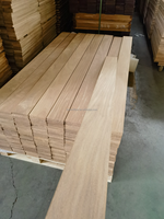 Panneau de plafond en bois dur de teck brésilien préfini avec revêtement UV, rainurage et languette