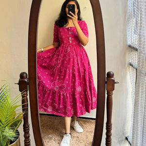 ชุด Maxi bandhani ที่สวยงามเป็นพิเศษสำหรับฤดูร้อนโดยมีการพิมพ์ bandhej ที่ซับซ้อน - Product Image 1