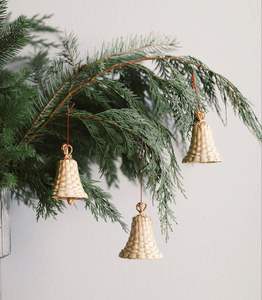 Ornement de cloche en rotin plat tissé à la main pour une décoration de Noël écologique et un accent rustique pour les fêtes - Product Image 2
