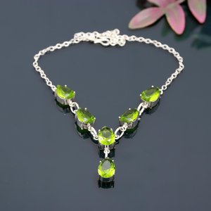 Pendentif en péridot pour enfants en argent sterling 925 fait à la main, forme poire, pierre précieuse verte, solitaire, bijoux classiques de haute qualité, cadeau - Product Image 1