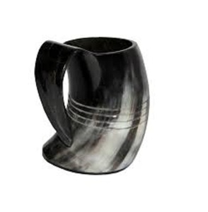 Taza de cuerno para beber hecha a mano para reuniones rústicas, recreaciones nórdicas y fanáticos de la tradición medieval de fantasía - Product Image 1
