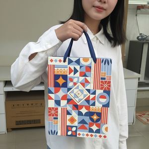 Sac fourre-tout de luxe en papier d'art de haute qualité - Personnalisé pour les marques de mode et de style de vie, biodégradable et écologique, emballage cadeau - Product Image 4