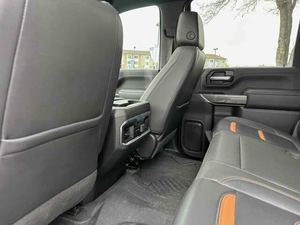 GMC Sierra 3500HD AT4 Crew Cab 4WD Usada del 2022 - Product Image 4