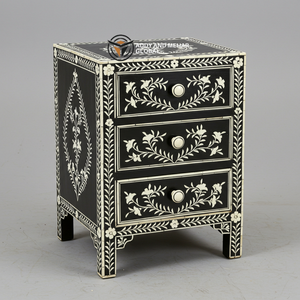 Mesita de noche con incrustaciones de hueso negro artesanal, patrón de vid floral, mesa auxiliar de tres cajones - Product Image 1