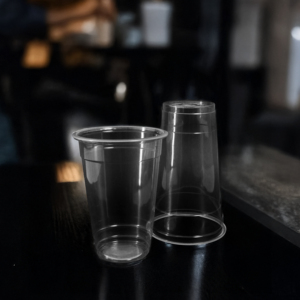 Vente en gros de gobelets en plastique PET/PP transparents de 95mm avec couvercles Tasses en PP de 16oz et 20oz pour les boissons au café et aux sodas au Vietnam - Product Image 1
