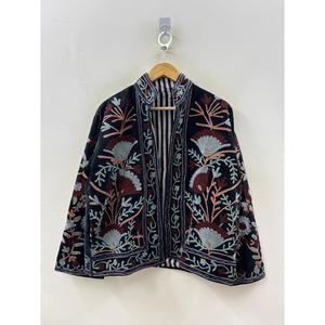 Chaqueta Reversible de Terciopelo con Bordado Floral Suzani, Hecha a Mano en Jaipur, Elegante Cuello Mandarín, Color Negro y Rosa Empolvado - Product Image 1