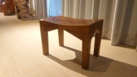 Tabouret moderne en teck biologique pour cuisine, salle à manger, salle de bain, chambre à coucher, siège en forme de cuillère de 50 cm, durable | Teck massif, fabrication OEM/ODM, directement de l'usine