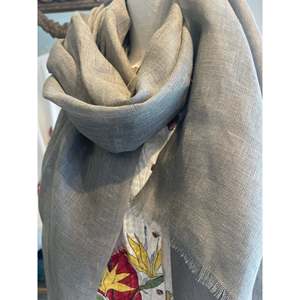 Pañuelo de Lino Gris Niebla con Bordado Floral, Pañuelo Largo Étnico Transpirable de Rayón y Bambú para Invierno y Otoño, con Logotipo Personalizable - Product Image 3