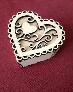 Boîte à bijoux multifonction en bois artisanal en forme de cœur, finition polie, bois naturel, rangement pour bagues, boucles d'oreilles, colliers - Product Image 1