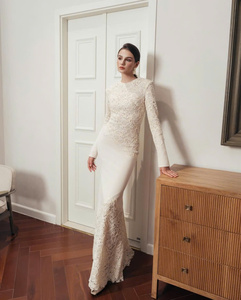 Robe en dentelle blanche à col haut, beauté classique moderne, discrète mais absolument séduisante grâce à la coupe ajustée, fabriquée au Vietnam - Product Image 1