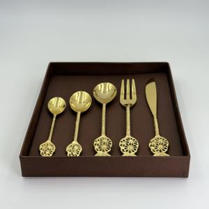 Ensemble de couverts en laiton antique doré de qualité supérieure avec manche au design classique, cuillère, fourchette et couteau en laiton doré élégant en Inde - Product Image 6