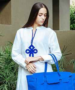 Les rivages sablonneux et les rues de la ville cette chemise de petit ami plus longue chic est décorée de passementerie d'inspiration marocaine - Product Image 5