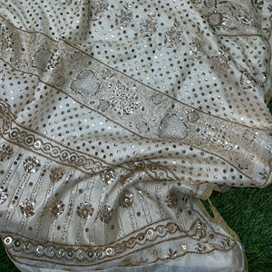 Sari de seda Tusser puro elegante con adornos de perlas y Mukesh de lujo - Product Image 1