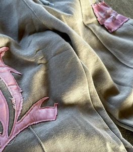 ชุดกีฬาสองชิ้นแบบสวมหัวและกางเกงวิ่งแฟชั่นสตรีทแวร์แบบแพทช์มีตัวอักษรทำงานตามสั่ง - Product Image 4