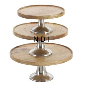 Moderno Soporte Redondo de Madera para Tartas con Acabado Natural, Juego de Tres Piezas para Celebraciones de Bodas y Cumpleaños - Product Image 1