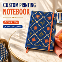 Carnet personnalisé LABON Trellis, couverture rigide marine, motifs étoile à huit branches crème et orange, feuilles dorées, ruban élastique, pages vierges
