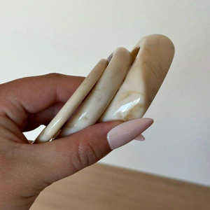 Bracelets élégants faits à la main en résine moderne, personnalisés, fabriqués en Inde, magnifiques bijoux. - Product Image 1