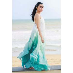 ชุดคลุมโอเวอร์ไซส์ทรงเอไลน์แบบไร้สายรัดไหล่ คอแบบฮอลเตอร์ สีไล่เฉด - Product Image 3