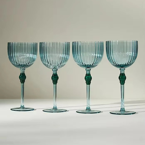 Verre à vin en verre esthétique pour des configurations de table élégantes décoration intérieure contemporaine et création de contenu d'influence - Product Image 1