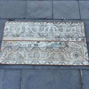 Alfombra Turca Pequeña de 1.7x3.2 pies, Alfombra Vintage, Alfombra Beige con Puntos - Product Image 3