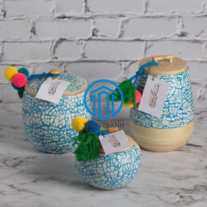 Exquisito tarro de bambú con incrustaciones de cáscara de huevo hecho a mano, caja de almacenamiento decorativa redonda con borla colorida, caja de regalo hecha en Vietnam - Product Image 1